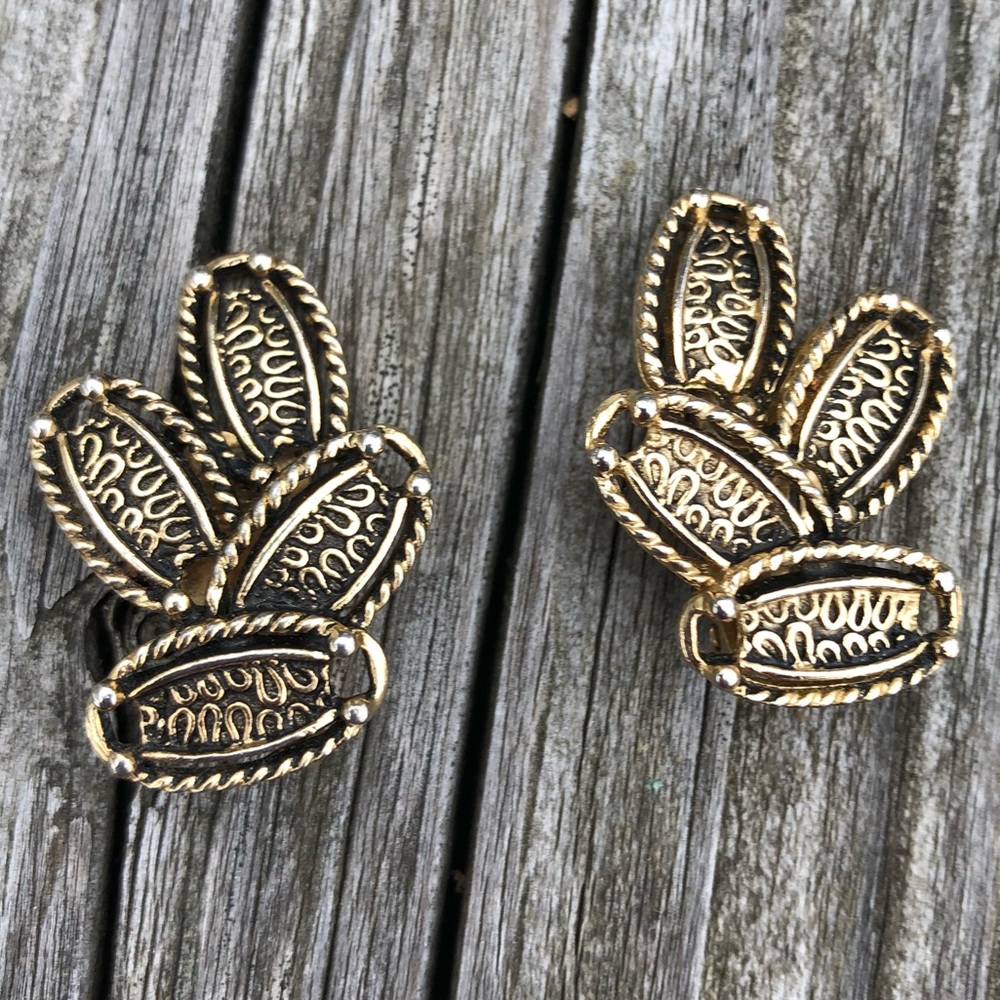 - Vintage Sarah Coventry Clip On Earrings! EUC!